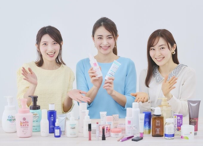 美容好き読者も受賞コスメを一緒にチェック！（左から田中佳穂さん、加治友理さん、山本美帆さん）