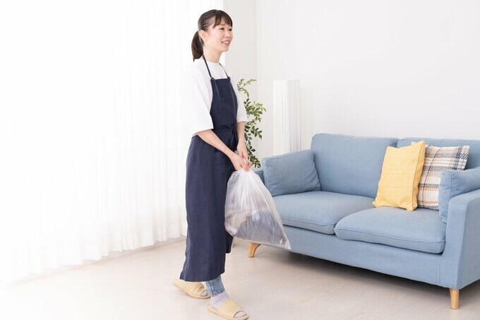 部屋のパトロールをする女性