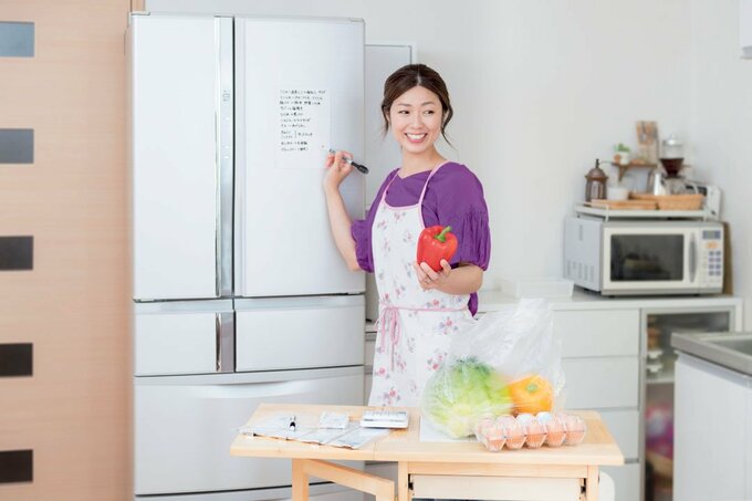 ホワイトボードに書き込む様子