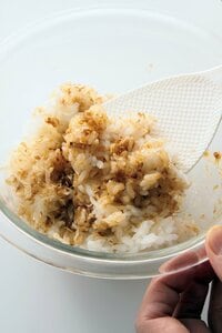 ご飯が温かいうちに混ぜると味がなじみやすい。混ぜたら十分に冷まして