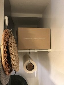 キッチンのレンジフード横のすき間にペーパータオルを収納