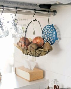 S字フックでつるしたカゴに根菜をIN