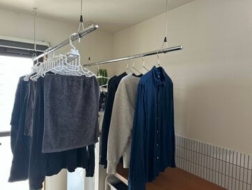 外干しをやめて8年、洗濯がラクになる「洗面脱衣室」の工夫3つ。物干し竿は2本がちょうどいい