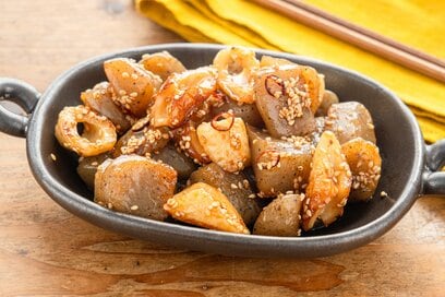 忙しい日の「あと一品」問題を解決。うま味たっぷり「こんにゃくとちくわの甘辛炒め」レシピ。下ごしらえも最小限