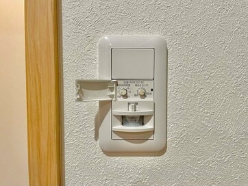 スイッチプレートの交換のみで、照明をセンサーライトに。工事は簡単、費用も格安