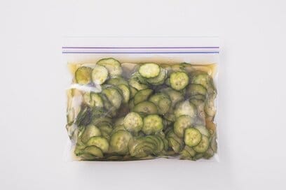 切っておけば凍ったまま使える！キュウリとセロリの冷凍保存方法