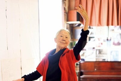 92歳・現役バレエ講師の元気の源は「一年じゅう体を冷やさない」。入眠体操で寝つきも抜群　