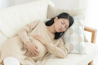 生んだ私もいたわって！義母・実母・夫の無神経に泣いた出産のマジギレ体験談