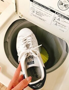 コインランドリーでスニーカーを洗濯。20分でピカピカ、忙しい人におすすめ！