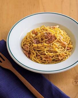 たっぷりバジルのチーズパスタ。混ぜるだけでカフェレベルの一品に