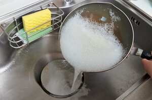 油を石けん水に変えて流せば排水管掃除に