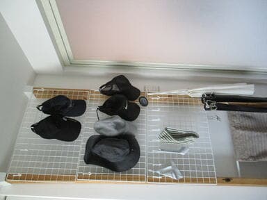 ディアウォール+100均のワイヤーネットで壁面に帽子を収納