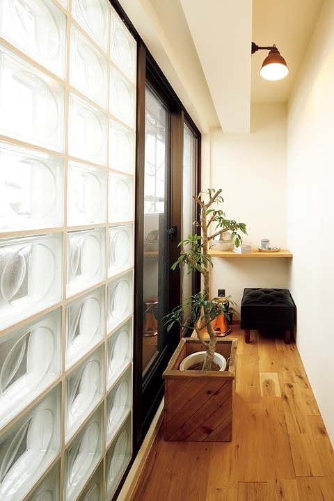 ガラスブロックのあるスモーキングルーム