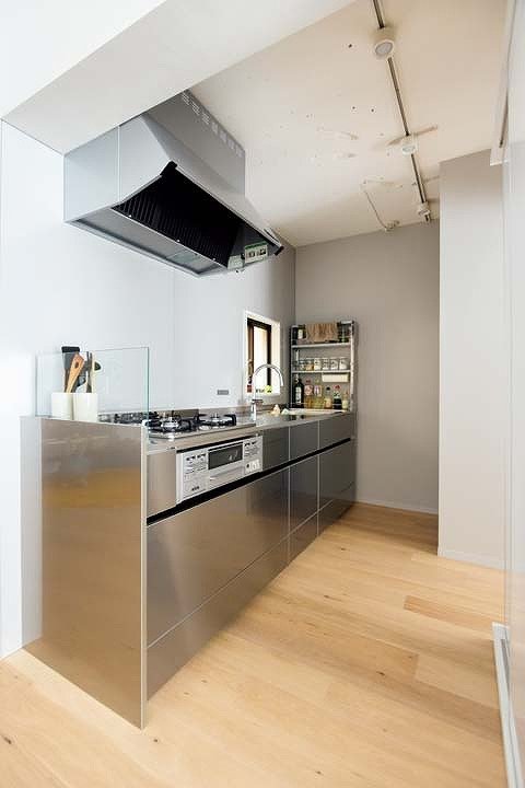 グレーの壁と相性のいいステンレスキッチン