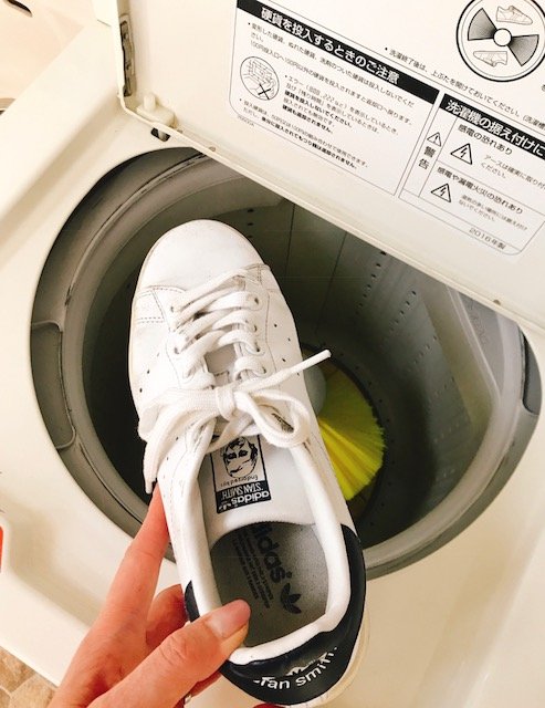 洗濯機に靴を入れる様子