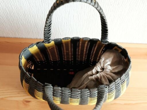 安全ピンで小物入れ用に巾着をつけたカゴバッグ