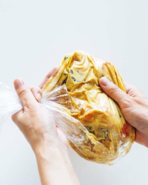 鮭に調味料を絡める