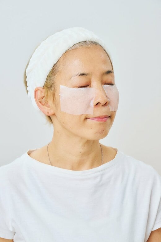 両頬に化粧水を浸したコットンをはってパックをする化け子さん