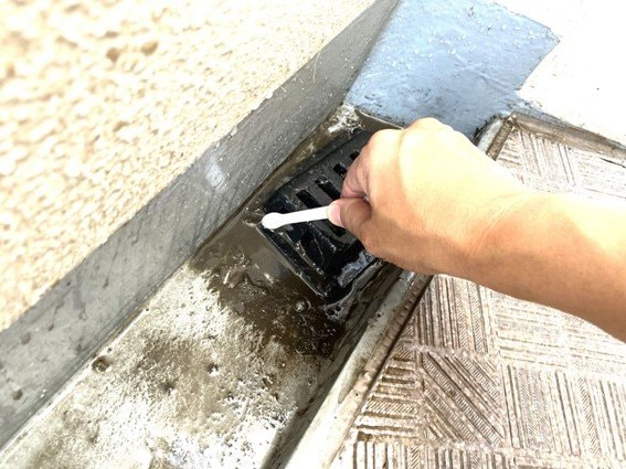 排水口付近もみがき、すすぐ