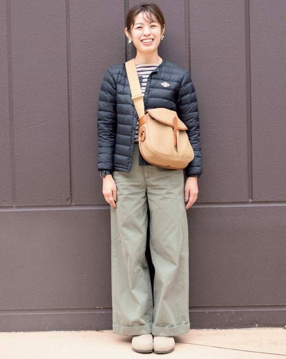 ワイドパンツ女性