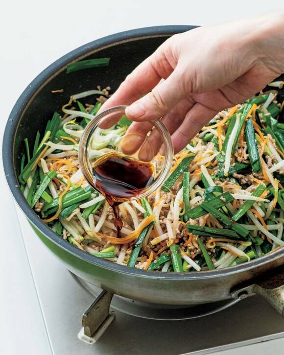 フライパンに調味料を入れる