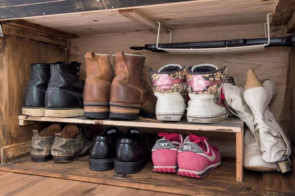 L字ラックは、右側にブーツを置くスペースを考えて設計。