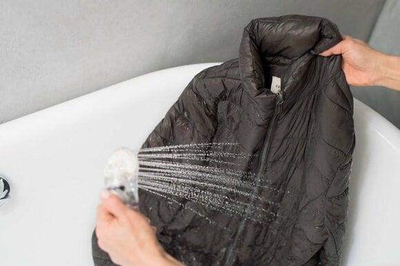 シャワーで表面をすすぐ