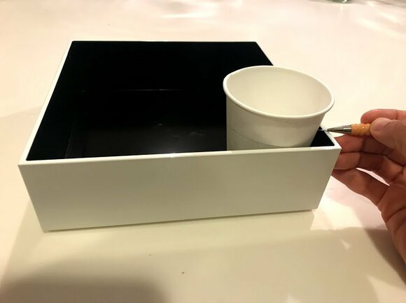 紙コップをお重に入れたら、鉛筆で紙コップにお重の高さをぐるりと一周印をつけます。