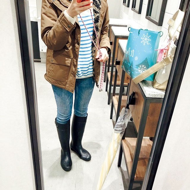 自撮りブーツ女性