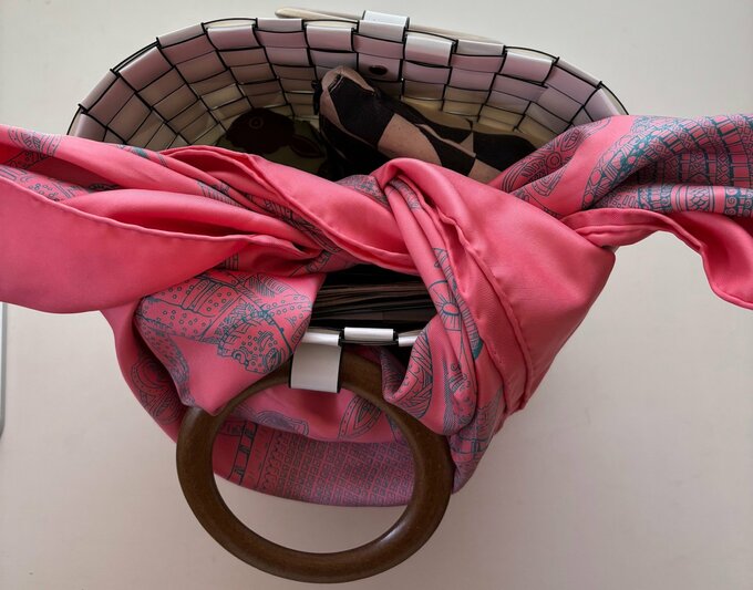 ピンクのスカーフを巻いているところ