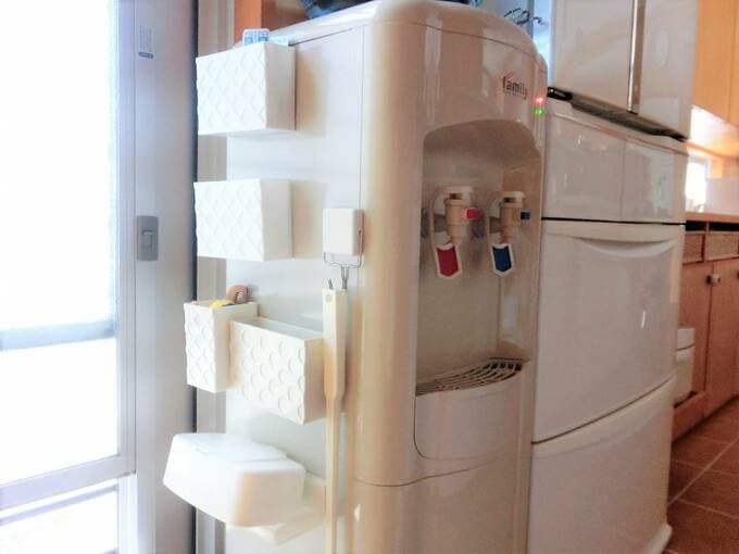 冷蔵庫やウォーターサーバーの横側はリビングから死角になるので、いろいろはりつけています