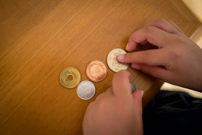 テーブルにお金