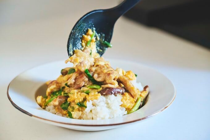 でき上がった卵とタレを盛りつけている図