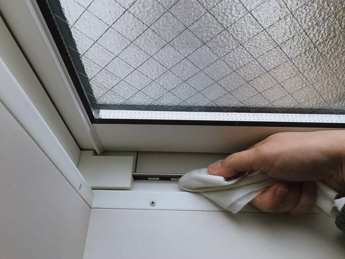 窓の近くをふく様子