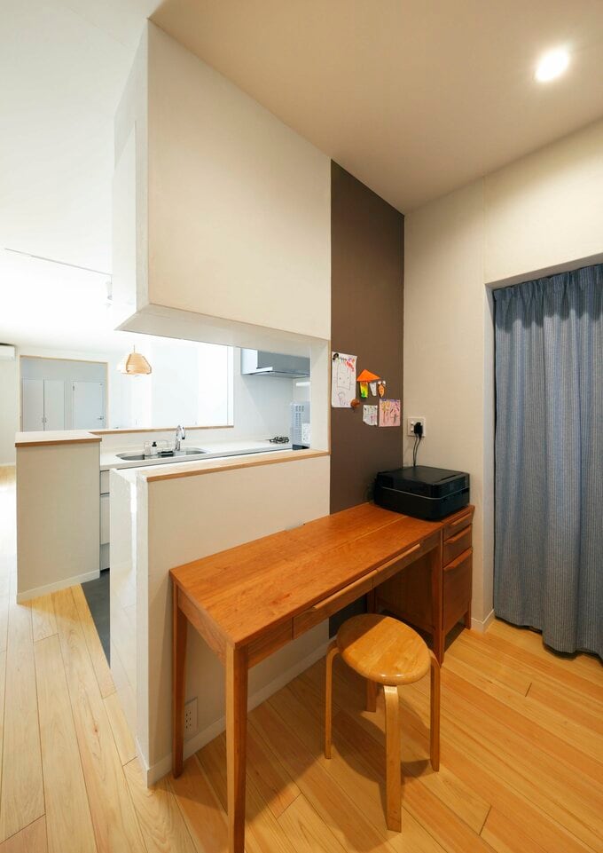 家事コーナーとパントリーはカーテンで仕切っている