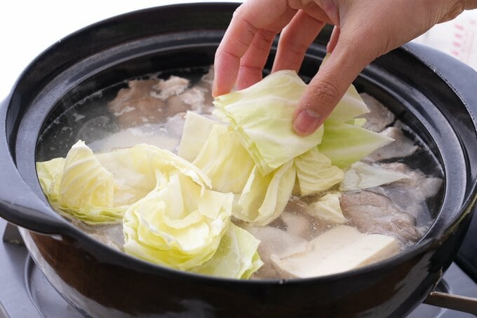 キャベツと豆腐を入れる