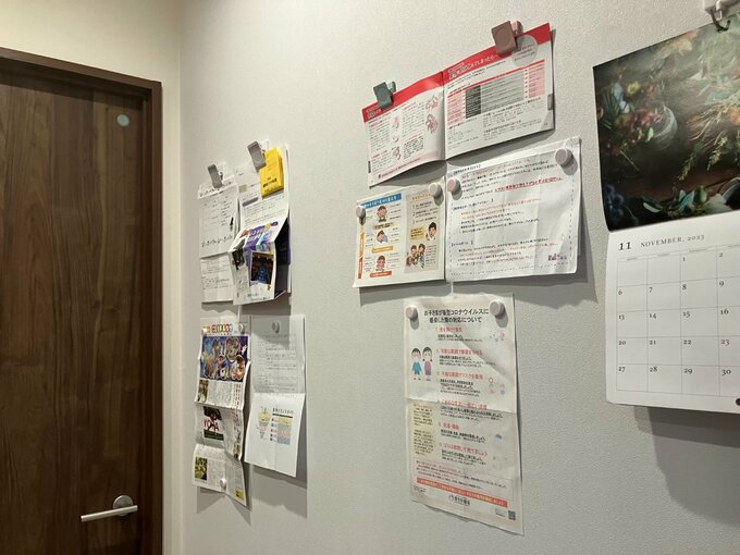 プリントを貼った壁面全体の様子