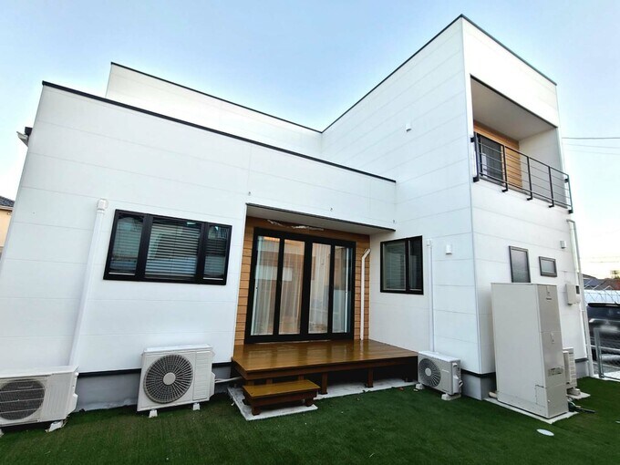 日当たりがよく雨ざらしのウッドデッキ