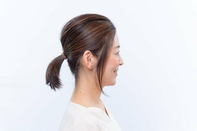 耳のつけ根くらいの位置で、ひとつに結ぶ