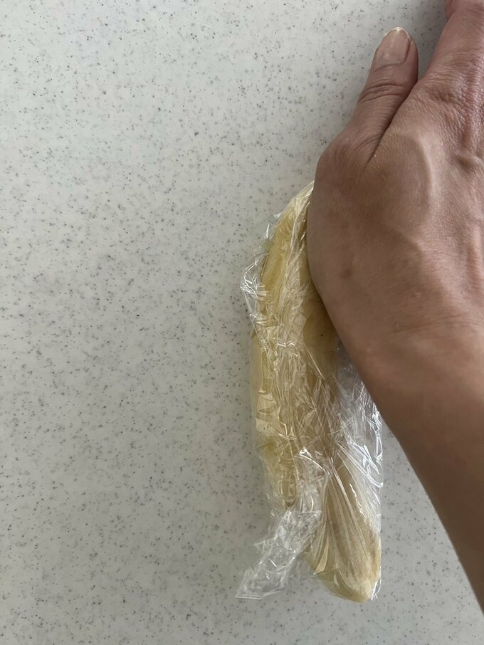 バナナを潰すAYUMIさん