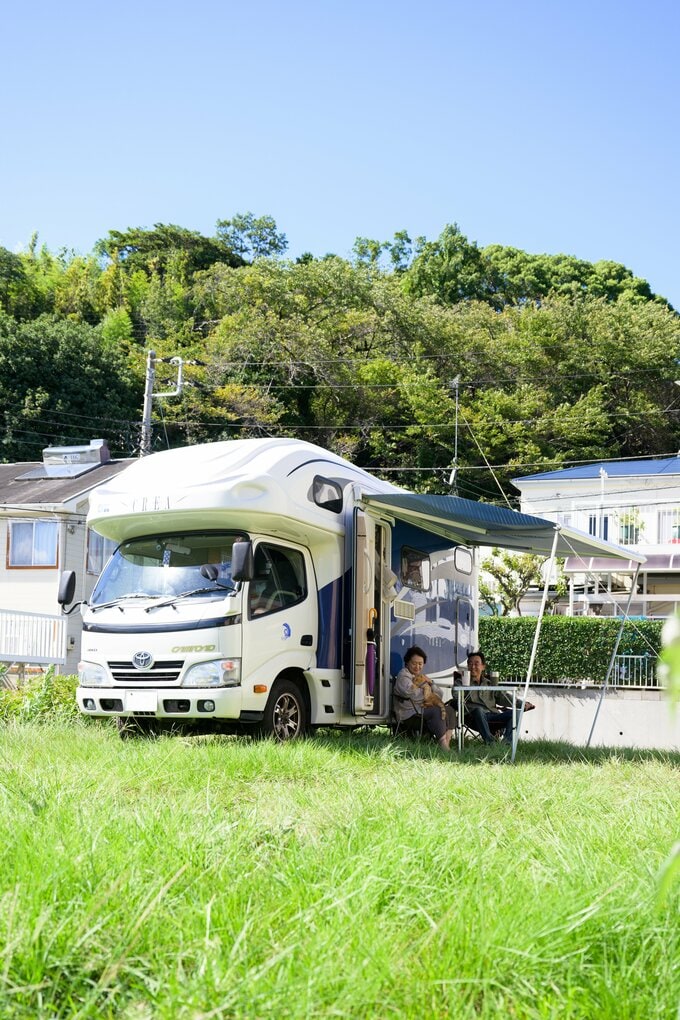 岡本さん夫婦とキャンピングカー
