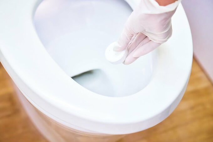 トイレに発泡剤を入れる