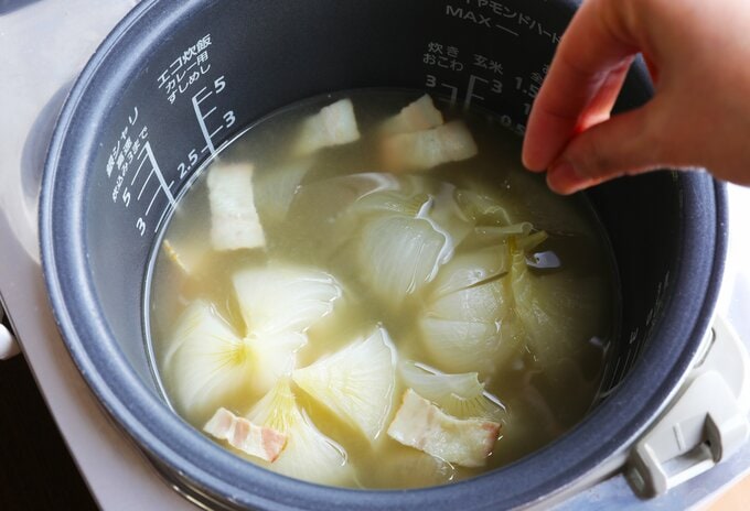 炊飯器に調味料を入れる