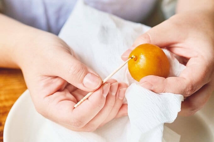 梅のヘタを取る