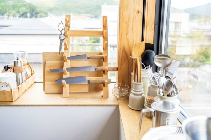 出窓を収納棚代わりにする