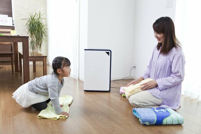 親子で洗濯物をたたむ様子