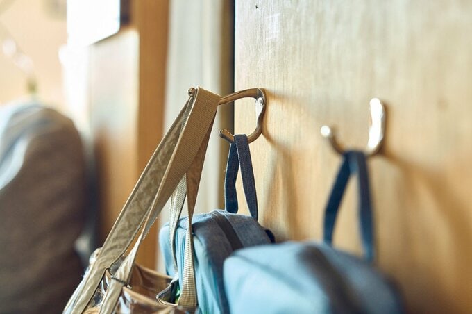 荷物類をつるすフック