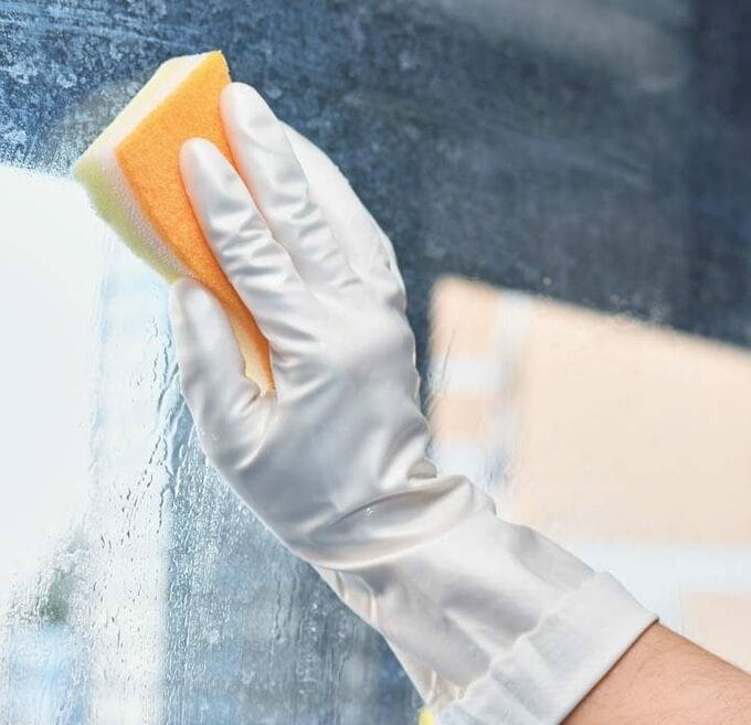 スポンジで窓ガラスを磨く