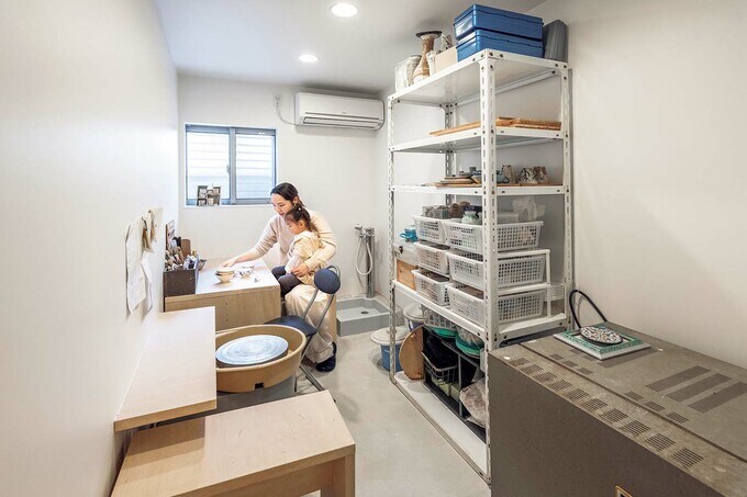 美大で陶芸を専攻していた妻の作陶室は1階に