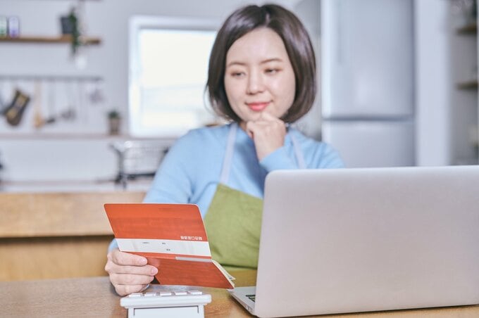 通帳を見る女性